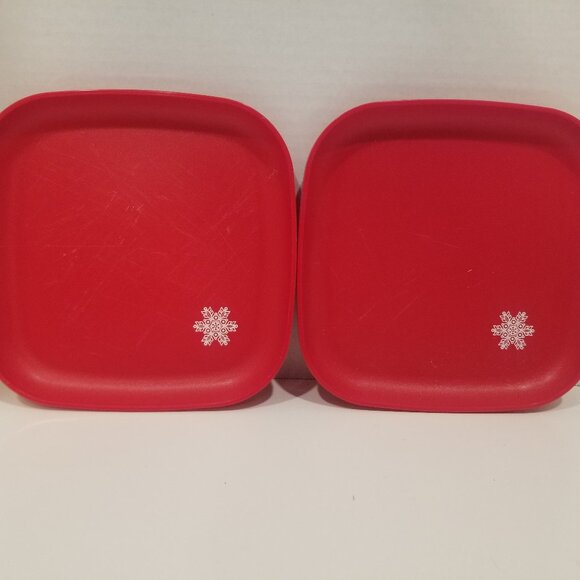 Tupperware Red Snowflake Plates and Mugs (4 pieces total), GUC - EUC - Picture 2 of 14